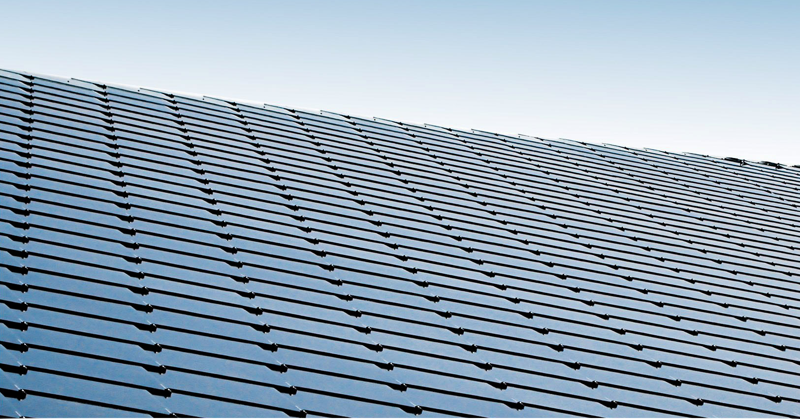 Installasjon av solcelle takstein. Bilde av skifer til tak med solceller for billigere strøm i Norge. sunstyle-installation5-cropped-2