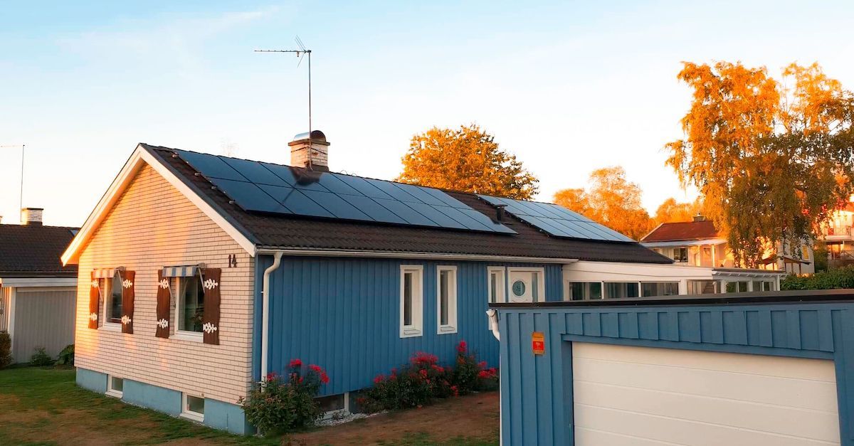 solcellepanel på hustak med ny teknologi. Bildet viser skrått hustak som produserer mye strøm med solceller.