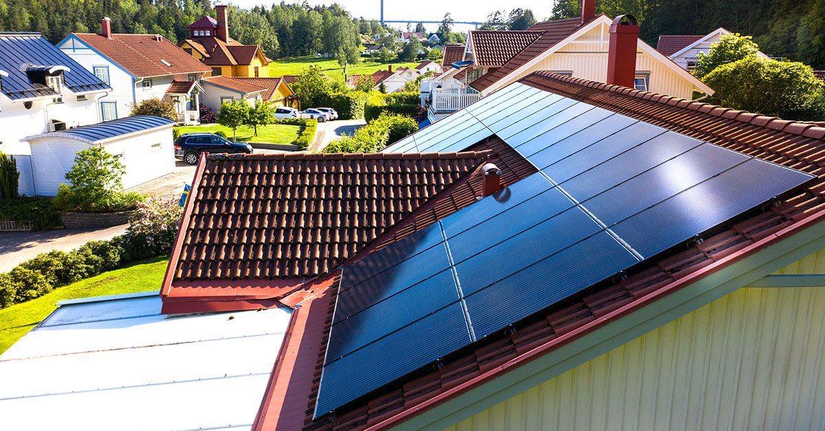 Solceller på tak. Cellene gjør om energien fra sola til elektrisk energi. Solcellene er seriekoblet i panelene.