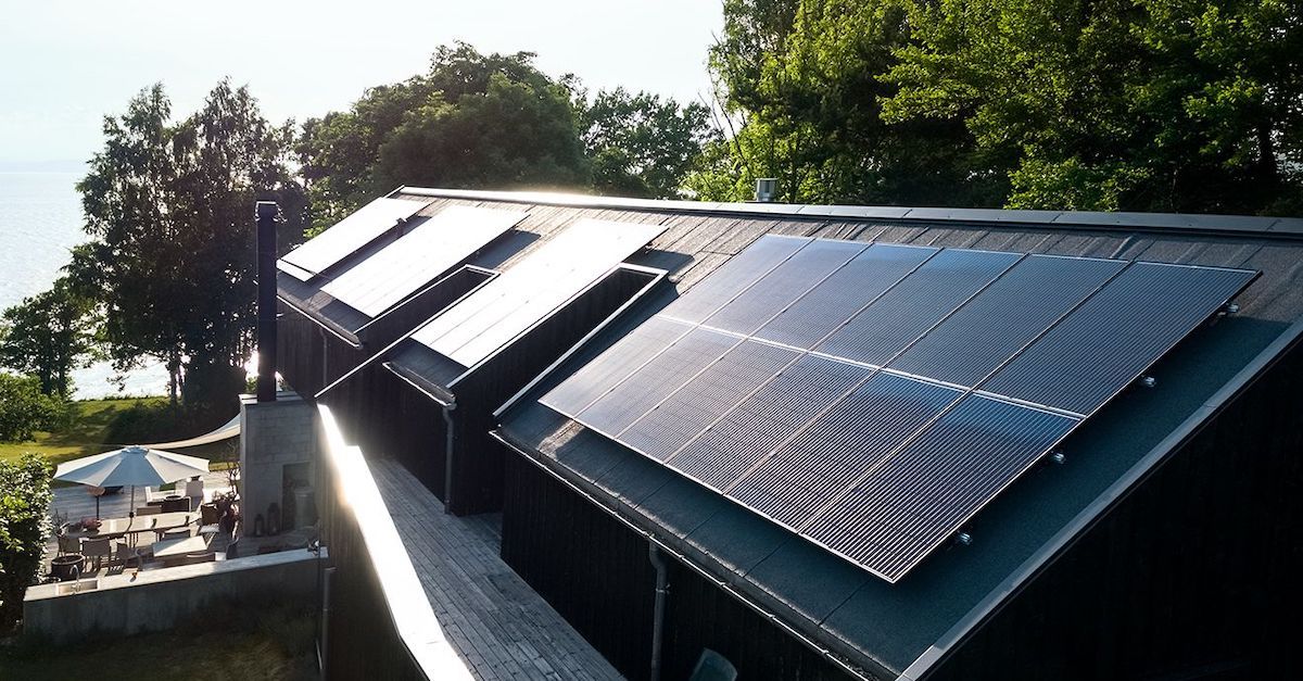 Solstrøm: Du får den beste strømprisen med solceller fra Otovo. Bildet viser paneler av god kvalitet på et skrått hustak.