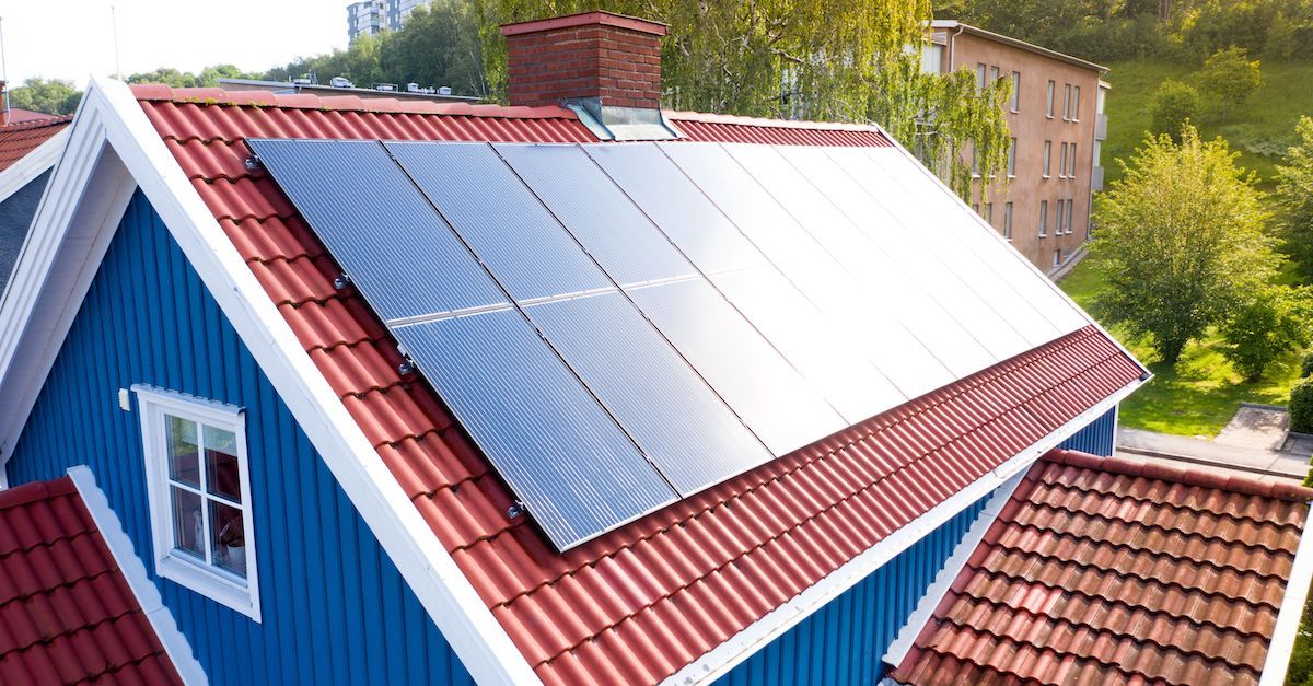 Bildet viser solceller på et skrått hustak. De produserer sin egen strøm hjemme og selger overskuddet.