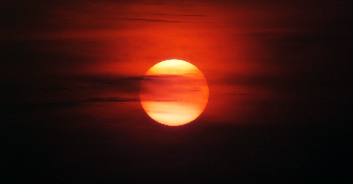 Solstrålene fra sola har store menger energi. Du kan produsere solstrøm hjemme selv med solcellepaneler fra Otovo.