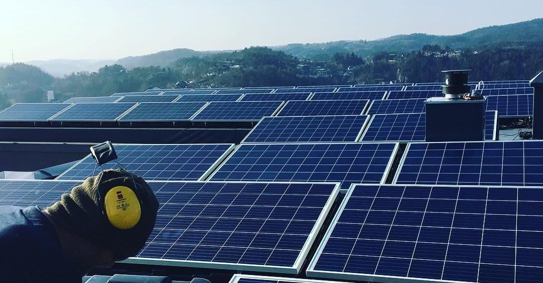 Se hvor mye strøm solcellepaneler kan produsere på ditt tak. Våre installatører har lang erfaring med solceller.