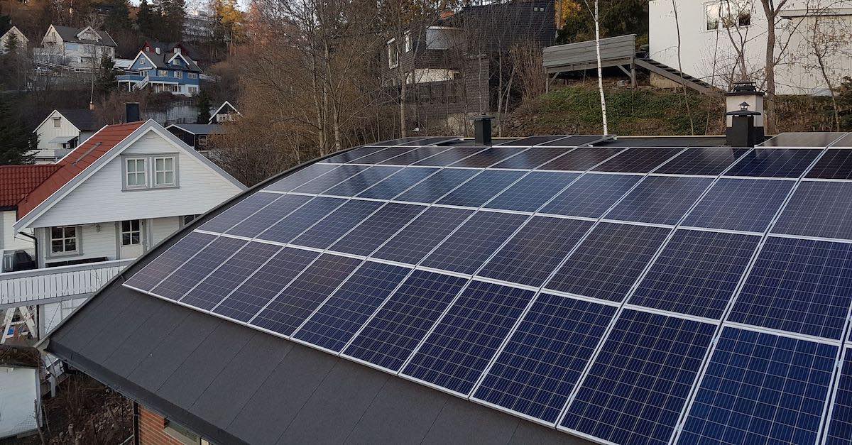 Du kan ha solcellepaneler med buet tak på huset ditt. Her er et bilde av tak med buede paneler.