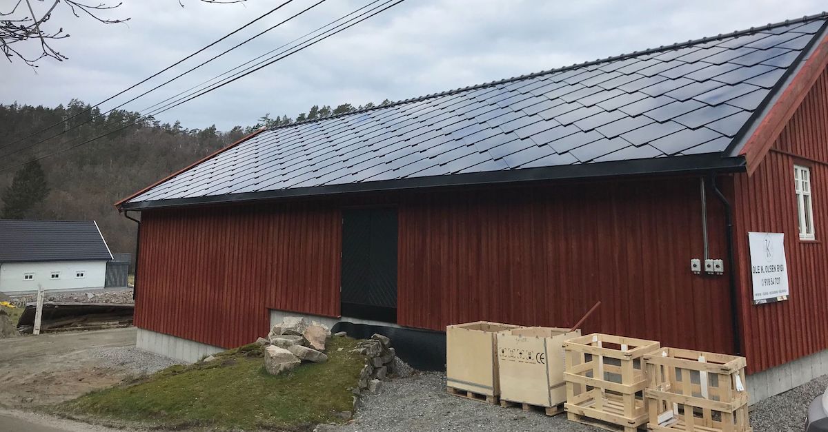 Solcelletakstein på norsk gård. Legg solceller på fjøset eller gården din med solcelletakstein.