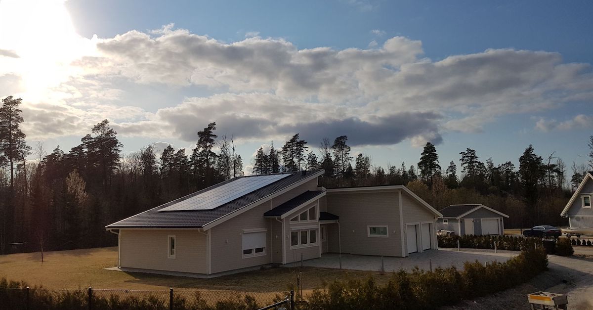  Bildet viser våre premium solcellepaneler på skråtak på en bolig i Sverige. 