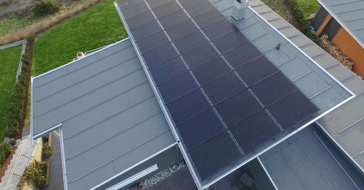 Slik ser 33 solcellepaneler ut. Bildet er fra en bolig i Vestfold.