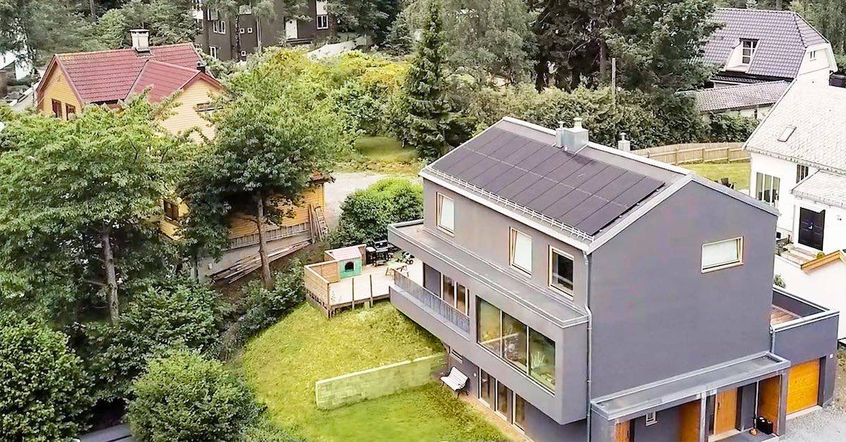 Et hus med solcellepaneler på taket.